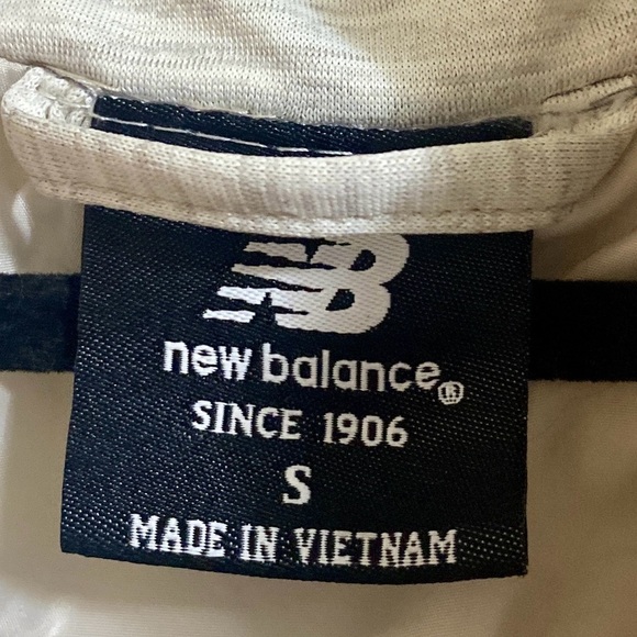 New Balance Women’s Off White Puffer Vest Zippered Pockets High Collar Sz Small - Picture 5 of 5